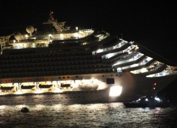 kapal mewah Costa Concordia yang karam di pantai barat Italia