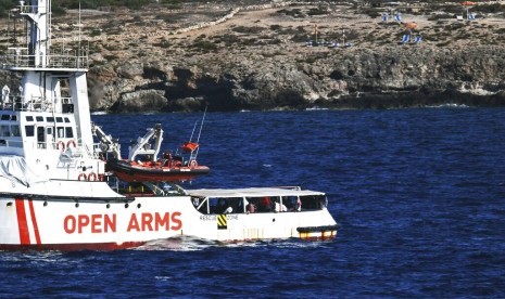 Kapal milik badan amal dan penyelamat imigran Open Arms yang berisi 107 imigran di Pulau Lampedusa, Sisilia, Italia, Senin (19/8). Ilustrasi.