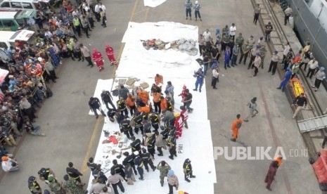 Kapal motor dari kepolisian tiba di Pelabuhan Tanjung Priok, Selasa (30/10), usai evakuasi korban Lion Air JT610 di perairan Karawang, Jawa Barat.