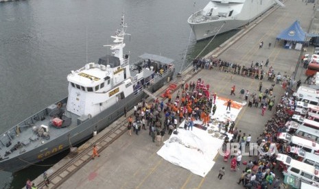 Kapal motor dari kepolisian tiba di pelabuhan Tanjung Priok, Selasa (30/10), usai evakuasi korban Lion Air JT610 di perairan Karawang, Jawa Barat.