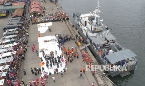 Kapal motor dari kepolisian tiba di pelabuhan Tanjung Priok, Selasa (30/10), usai evakuasi korban Lion Air JT610 di perairan Karawang, Jawa Barat.