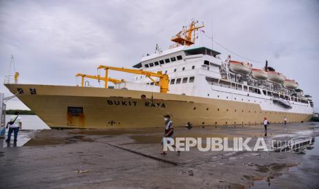 Kapal Motor (KM) Bukit Raya di Pelabuhan Belawan, Kota Medan, Sumatera Utara, Senin (16/8/2021). 