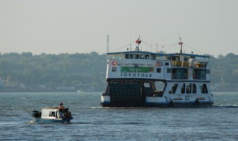 Kapal Motor Penumpang (KMP) Jokotole melintas di Selat Madura, Surabaya, Jawa Timur, Jumat (23/7/2021). Sektor logistik berhasil mendongkrak kinerja PT ASDP Indonesia Ferry (Persero) selama masa pandemi Covid-19. 