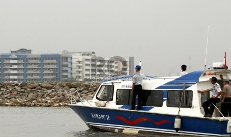  Kapal motor yang melayani transportasi di kawasan Marunda, Jakarta Utara, Kamis (14/2).  (Republika/Adhi Wicaksono)