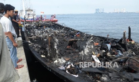 Kapal motor Zahro Express yang terbakar dibawa di dermaga Muara Angke, Jakarta, Ahad (1/1).Republika/Yasin Habibi