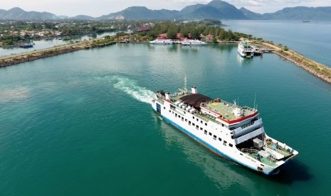 Kapal Muatan Penumpang (KMP) yang melayani penyeberangan Banda Aceh-Sabang berada di kawasan pelabuhan Ulee Lheu yang mulai dangkal di Banda Aceh, Aceh, Selasa (21/11). 