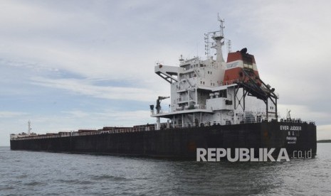 Kapal MV Ever Judger Panama bersandar di Teluk Balikpapan, Kalimantan Timur, Kamis (26/4).