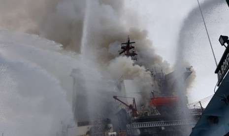 Kapal MV Golden Ocean dengan rute  Cilacap - Banyuwangi - Loktuan Bontang, terbakar di perairan Bontang Sabtu (10/11). Peristiwa ini tidak menimbulkan korban jiwa. Penyebab kebakaran hingga kini masih diselidiki Komite Nasional Keselamatan Transportasi (KNKT). 