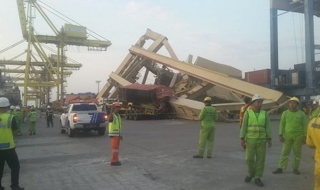 Kapal MV. Soul of Luck yang diageni oleh PT. Layar Sentosa menyenggol crane di dermaga TPKS sehingga 1 unit Container Crane 3 ambruk. Korban jiwa tidak ada dalam peristiwa itu.