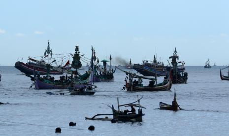 Kapal nelayan berangkat melaut terlihat dari Pelabuhan Ikan Muncar, Banyuwangi, Jawa Timur, Selasa (9/11/2021). Kementerian Kelautan dan Perikanan akan menerapkan kebijakan penangkapan ikan secara terukur pada awal tahun 2022 di 11 Wilayah Pengelolaan Perikanan (WPP) yang diharapkan bisa menjaga kelestarian sumberdaya perikanan dan ekosistem laut secara bersamaan.