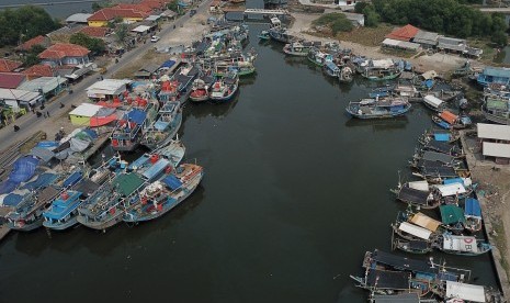 Kapal nelayan bersandar di pelabuhan Karangsong, Indramayu, Jawa Barat, Sabtu (21/7). 