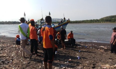 Kapal nelayan KM Joko Berek mengalami kecelakaan laut di Pelawangan Pancer, Puger, Kabupaten Jember, Kamis (19/7) pagi.