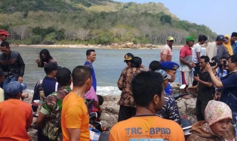 Kapal nelayan KM Joko Berek mengalami kecelakaan laut di Pelawangan Pancer, Puger, Kabupaten Jember, Kamis (19/7) pagi.