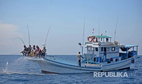 Kapal nelayan Larantuka berlayar di perairan Flores, NTT untuk memancing ikan Cakalang