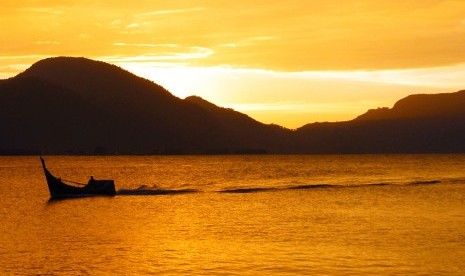 Kapal nelayan menuju pendaratan usai melaut di Pantai Wisata Ulee Lheue, Meuraxa, Banda Aceh.