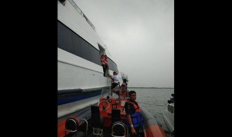 Kapal Pangkalan Penjagaan Laut dan Pantai (Sea and Coast Guard) Tanjung Uban, KN. Rantos berhasil mengevakuasi 40 (empat puluh) orang penumpang Kapal MV. Indera Bupala berbendera Singapura yang kandas di Perairan Karang Plasit Lobam, Bintan pada hari ini (15/7). 