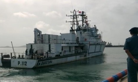  Kapal Patroli Kesatuan Penjagaan Laut dan Pantai (KPLP) KN. Sarotama P-112 milik Pangkalan Penjagaan Laut dan Pantai (PLP) Kelas II Tanjung Uban melakukan patroli keamanan di perairan Natuna.