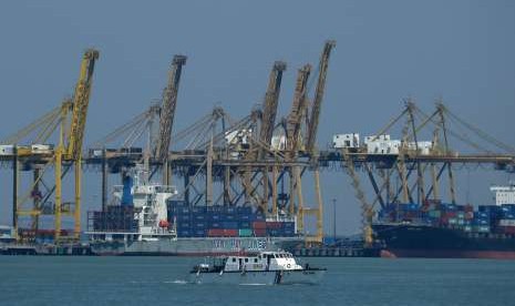 Kapal patroli KPLP melintas di depan PT Terminal Petikemas, Pelabuhan Tanjung Perak, Surabaya, Jawa Timur, Sabtu (18/8).