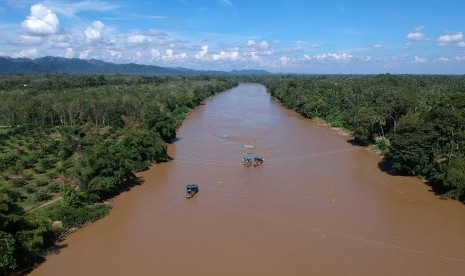 Kapal penambang menyedot pasir di tengah aliran sungai. (Ilustrasi)