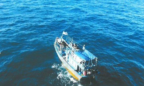 Kapal pencari suaka ini semula dilihat oleh sebuah kapal tanker minyak di lepas pantai Australia Barat. 