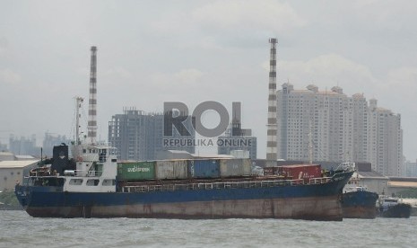 Kapal pengangkut peti kemas yang yang menunggu antrean bongkar muat Pelabuhan Tanjung Priok di Jakarta, Jumat (6/2).( Republika/Prayogi).