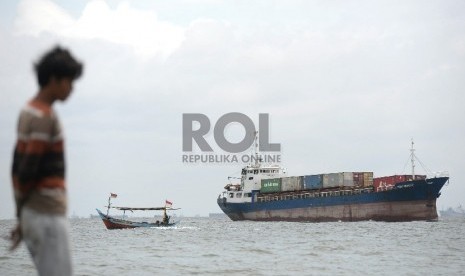 Kapal pengangkut peti kemas yang yang menunggu antrean bongkar muat Pelabuhan Tanjung Priok di Jakarta, Jumat (6/2).( Republika/Prayogi).