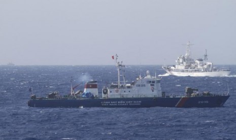 Kapal penjaga pantai Cina berpatroli di Laut Cina Selatan.