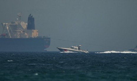 Kapal penjaga pantai Uni Emirat Arab (UEA) melewati kapal tanker minyak di perairan Fujairah, UEA, Senin (13/5).