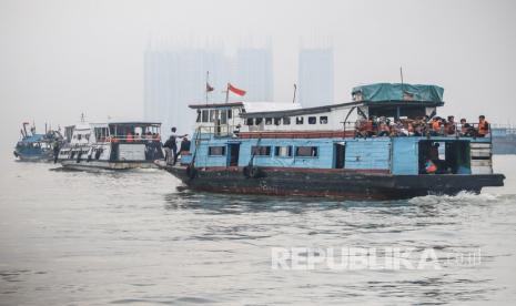 Kapal penumpang berangkat menuju tempat wisata Kepulauan Seribu di Pelabuhan Kali Adem, Muara Angke, Jakarta, Sabtu (4/7/2020). Dalam masa Pembatasan Sosial Berskala Besar (PSBB) transisi, Wisata Kepulauan Seribu memberlakukan pembatasan jumlah pengunjung yaitu hanya 50 persen setiap harinya. 