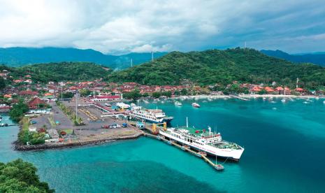 Kapal penyebrangan yang dioperasikan PT ASDP Indonesia Ferry (Persero) tengah bersandar di Pelabuhan Padangbai, Bali. Sumber: 