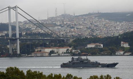 Kapal perang berlayar melalui Selat Bosporus, Turki (ilustrasi). Hubungan antara Turki dan Israel kembali mesra setelah sempat tegang