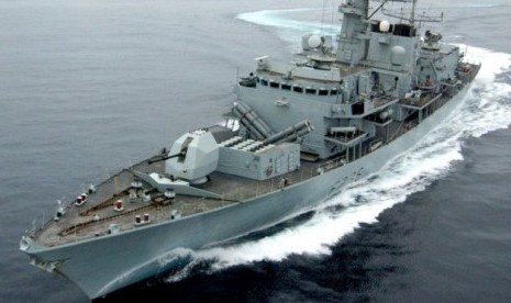 Kapal perang Inggris HMS Montrose mengawal kapal tanker Inggris di Selat Hormuz.