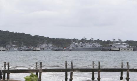 Kapal perang Kamboja berlabuh di Pangkalan Angkatan Laut Ream di Sihanoukville, barat daya Phnom Penh, Kamboja pada 26 Juli 2019. Pemerintah China membantah kabar yang menyebutnya diam-diam membangun pangkalan angkatan laut Ream di Kamboja untuk penggunaan eksklusif militernya.