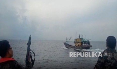 Kapal perikanan asing (KIA) berbendera Malaysia berhasil ditangkap oleh Kapal Pengawas Perikanan (KP) di Wilayah Pengelolaan Perikanan Negara Republik Indonesia (WPP-NRI) Selat Malaka (3/4).Sehari sebelumnya (2/4), KP. Hiu 011 berhasil menangkap 2 (dua) KIA Vietnam di Laut Natuna Utara Kepulauan Riau. 