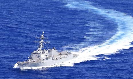 Kapal perusak berpeluru kendali kelas Arleigh Burke USS Sampson (DDG 102) sedang berlangsung karena diposisikan untuk melakukan tindakan penyelamatan jiwa dalam mendukung upaya bantuan bencana di Tonga pada 25 Januari 2022. China memprotes Rabu, 27 April 2022, menentang pelayaran kapal perusak berpeluru kendali Angkatan Laut AS melalui Selat Taiwan pada hari sebelumnya, menuduh pihak Amerika melakukan manuver yang berlebihan.