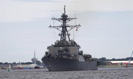 kapal perusak berpeluru kendali USS Arleigh Burke, Chung-Hoon, melakukan transit di Selat Taiwan.