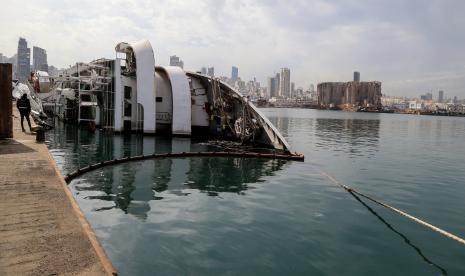 Kapal pesiar Abu Maree yang hancur di area pelabuhan, enam bulan setelah terjadinya ledakan, di Beirut, Lebanon, Kamis (4/2).