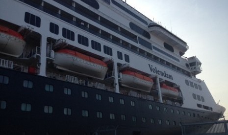 Kapal Pesiar asal Belanda, MS Volendam ketika merapat di Pelabuhan Tanjung Priok, Jakarta Utara, Kamis (7/1)