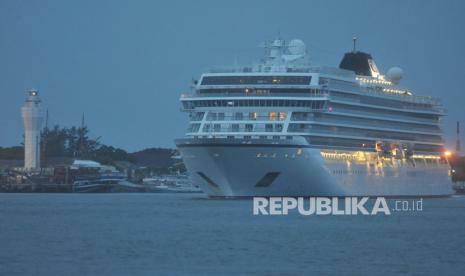 Kapal pesiar berbendera Norwegia, Viking Sun bergerak meninggalkan Pelabuhan Benoa di perairan Benoa Bali, Senin (9/3/2020). 