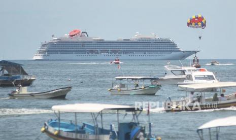 Kapal pesiar berbendera Norwegia Viking Sun melakukan lego jangkar di perairan Benoa, Bali, Sabtu (7/3/2020). ilustrasi