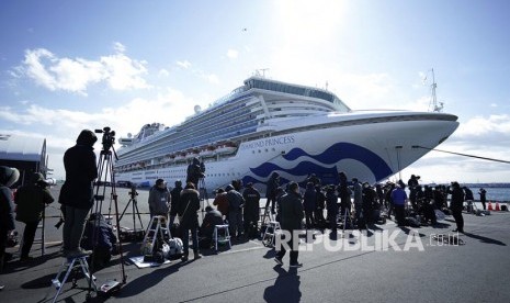 Kapal pesiar Diamond Princess berlabuh di Pelabuhan Yokohama untuk mengisi perbekalan di Yokohama, Jepang, Kamis (6/2).  Petugas kesehatan mengkonfirmasi 10 kasus baru positif virus corona selain temuan 10 kasus Rabu kemarin. Hong Kong dan Kanada akan mengevakuasi warga mereka yang berada di kapal pesiar tersebut setelah masa karantina berakhir.