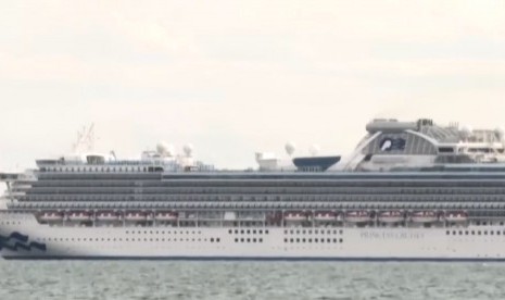 68 WNI ABK Diamond Princess akan diobservasi di Pulau Sebaru, disambut kedatangannya hari ini oleh Gubernur Jawa Barat, Ridwan Kamil. Foto, kapal pesiar Diamond Princess saat berlabuh di Yokohama, Jepang. (ilustrasi)