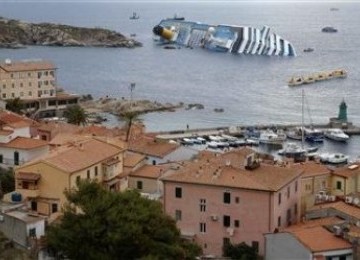 Kapal pesiar mewah, Costa Concordia, yang karam sebagian di pantai Pulau Giglio, barat Italia.