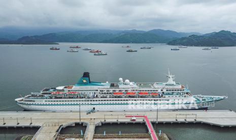 Ilustrasi. Kapal pesiar MV. Albatros berbendera Bahamas bersandar di Pelabuhan Gili Mas, Kecamatan Lembar, Lombok Barat, NTB, Senin (9/3/2020). 600 Turis Asing Penumpang Kapal Pesiar Berwisata dan Belanja di Lombok