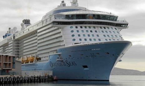 Kapal pesiar Ovation of the Seas berlabuh di kota Hobart.