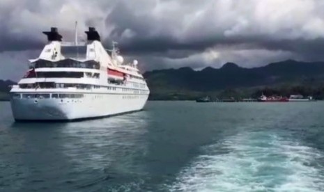 Kapal pesiar Star Legend asal Bahamas singgah di Pulau Bawean, Gresik, Jawa Timur. 