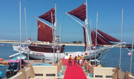 Kapal Pinisi Bagi Negeri sedang berlabuh di anjungan pantai Losari