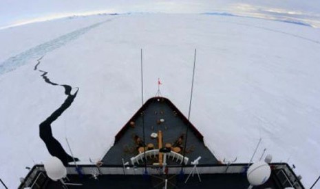  Kapal ‘Polar Star’ yang terjebak di lautan es Antartika.