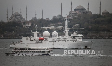 Kapal Prancis, Dupuy de Lome (A759) berlayar di Selat Bosporus di Istanbul, Turki dengan latar belakang dua ikon Turki, Hagia Sophia dan Blue Mosque.