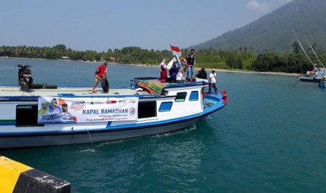 Kapal Ramadhan ACT Lampung menyinggahi masyarakat tiga pulau di Lampung, Ahad (26/5).